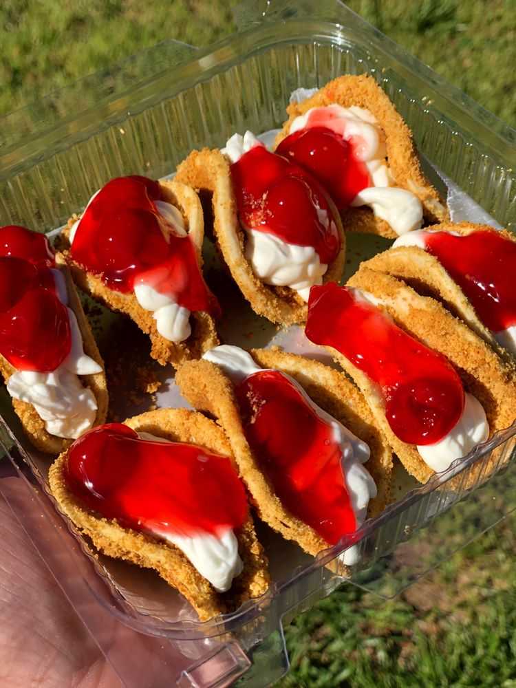 MINI STRAWBERRY CHEESECAKE TACOS