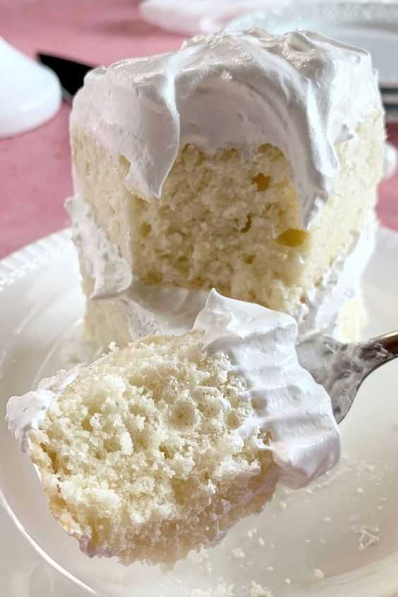 WHITE VELVET CAKE