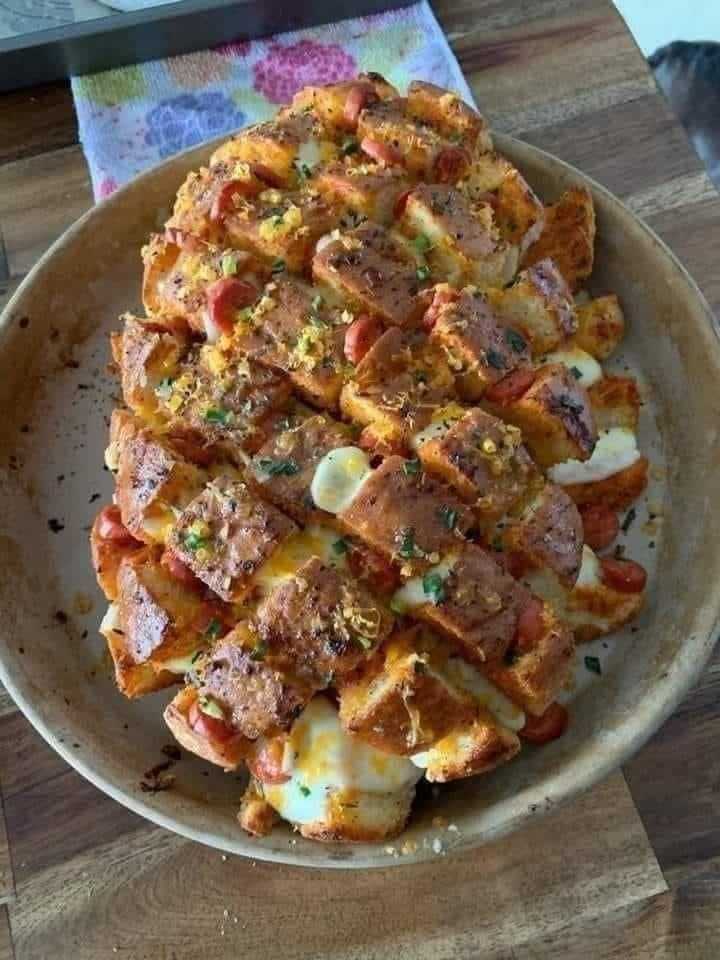 GARLIC BUTTER PIZZA PULL APART BREAD