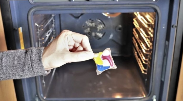 The trick to cleaning the oven “effortlessly”. Even the burned fat disappears