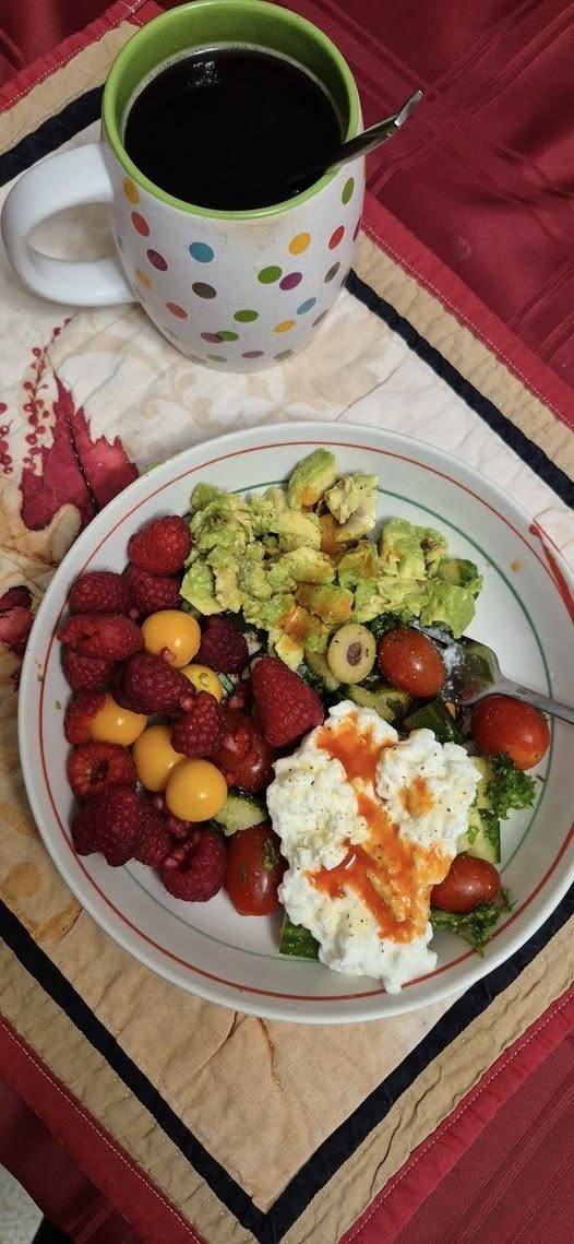 Skipped the bagel for breakfast today. Tomato cucumber salad with cottage cheese. Avocado. Salt+pepper+garlic powder+onion powder and hot sauce really kicks up the flavor