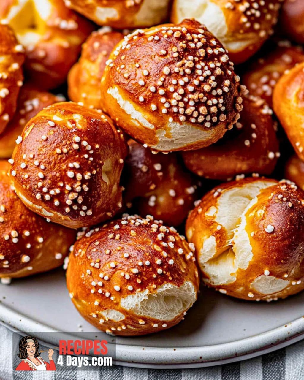 Soft Pretzel Bites With Vegan Cheese Sauce