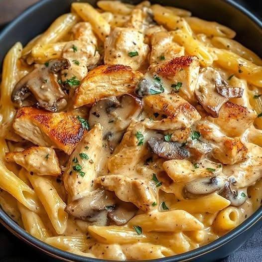 Rich Chicken and Mushroom Pasta in Velvety Cream Sauce