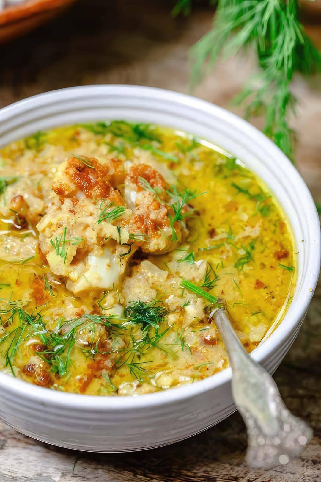 Tasty Cauliflower Soup with Roasted Cauliflower Topping