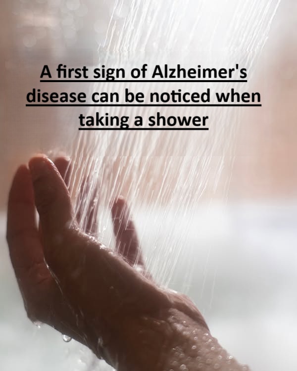 An early sign of Alzheimer’s disease can be noticed while taking a shower: what should you look out for?