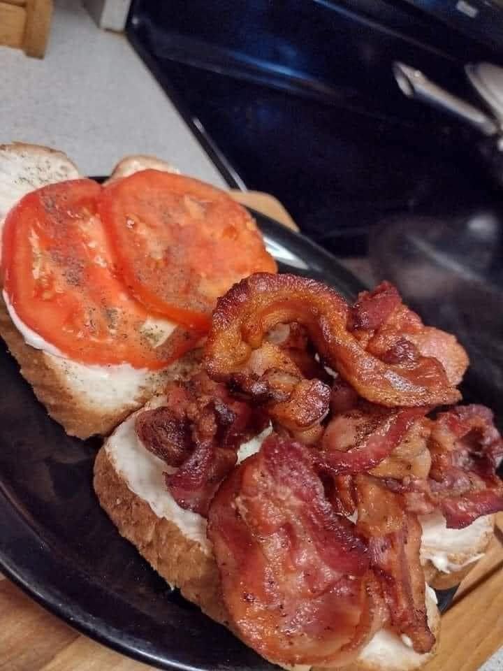 CLASSIC TOMATO SANDWICH
