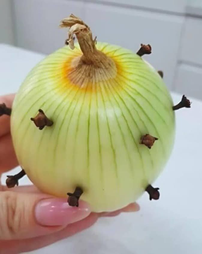 Why My Grandmother Always Puts a Nail in the Onion – A Surprising Old Trick