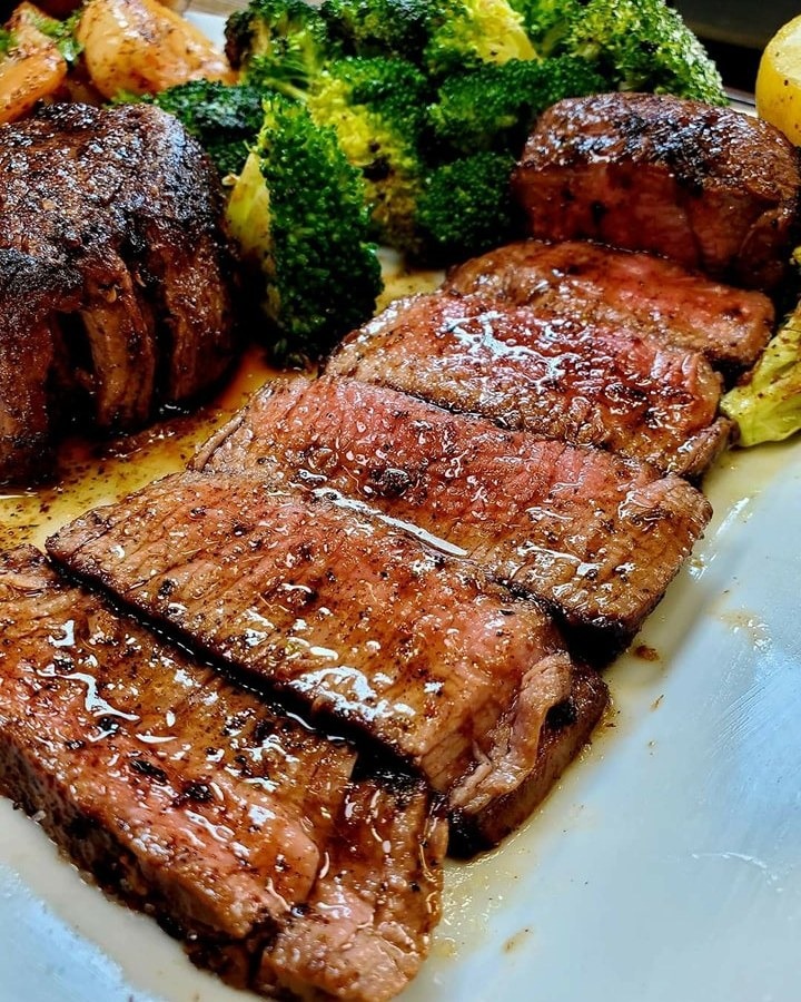 Tender Filet Mignon with Red Wine Reduction