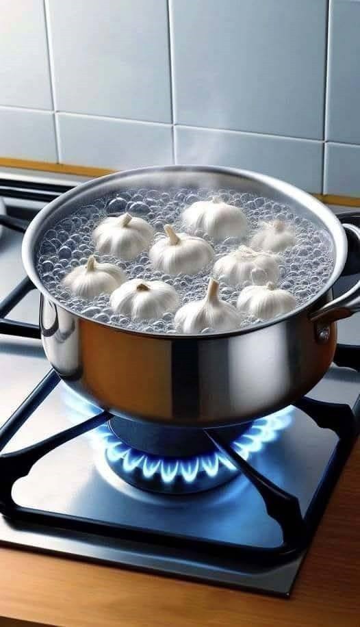 Boil 5 cloves of garlic in a saucepan to solve a common problem